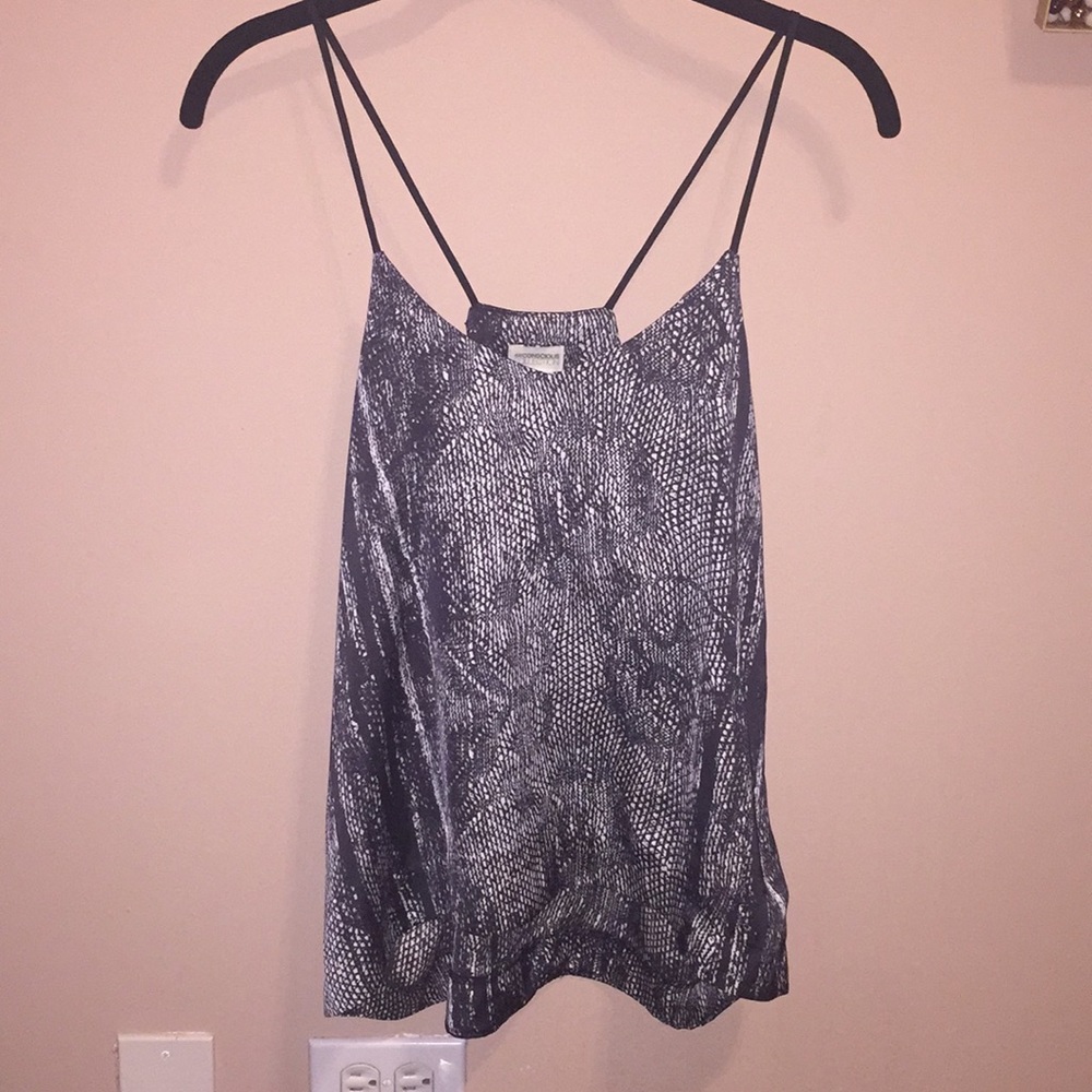 Sleeveless patterned blouse